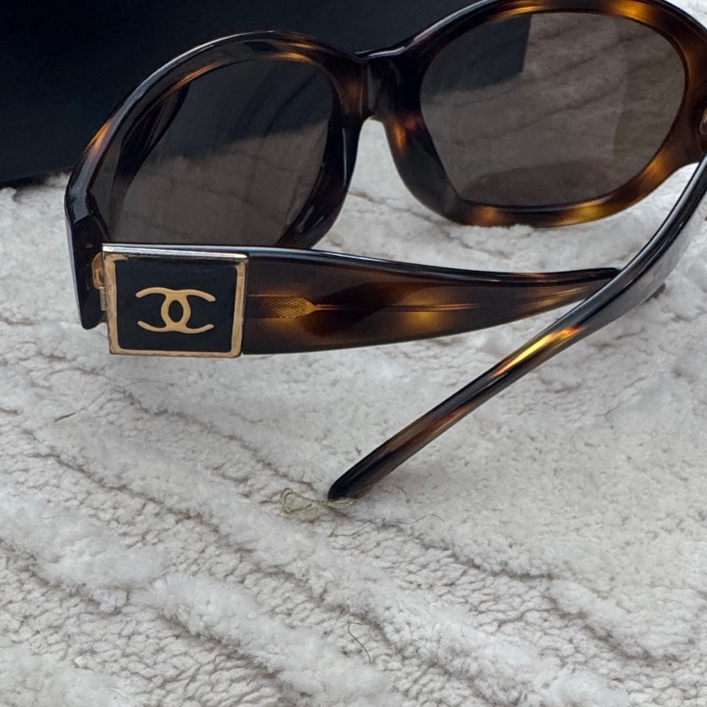 CHANEL Tortoise Sunglasses with Box and Dustbag - Picture 4 of 8